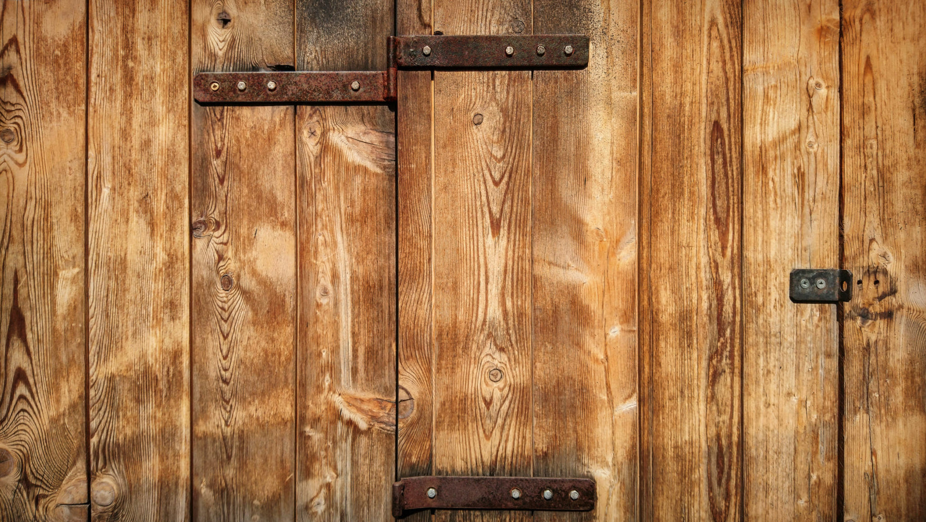 how to hang shed doors  