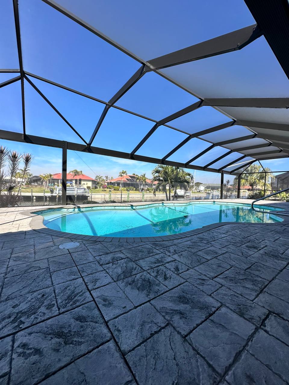 What Are the Different Types of Pool Screen Enclosures?