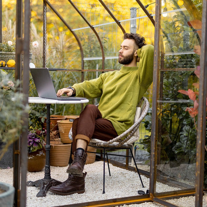how does a greenhouse stay warm