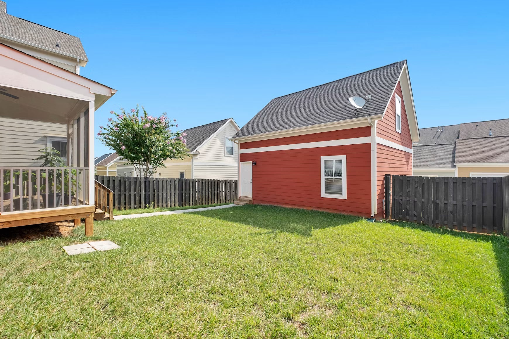 How to Build a Low-Maintenance Backyard for Modern Homesteads?